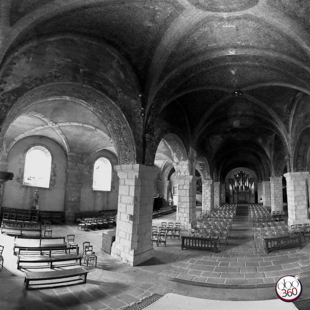 Photo 360° immersive, en noir et blanc, dans une église médiévale, quelque part en Creuse.Plongez dans la photo !