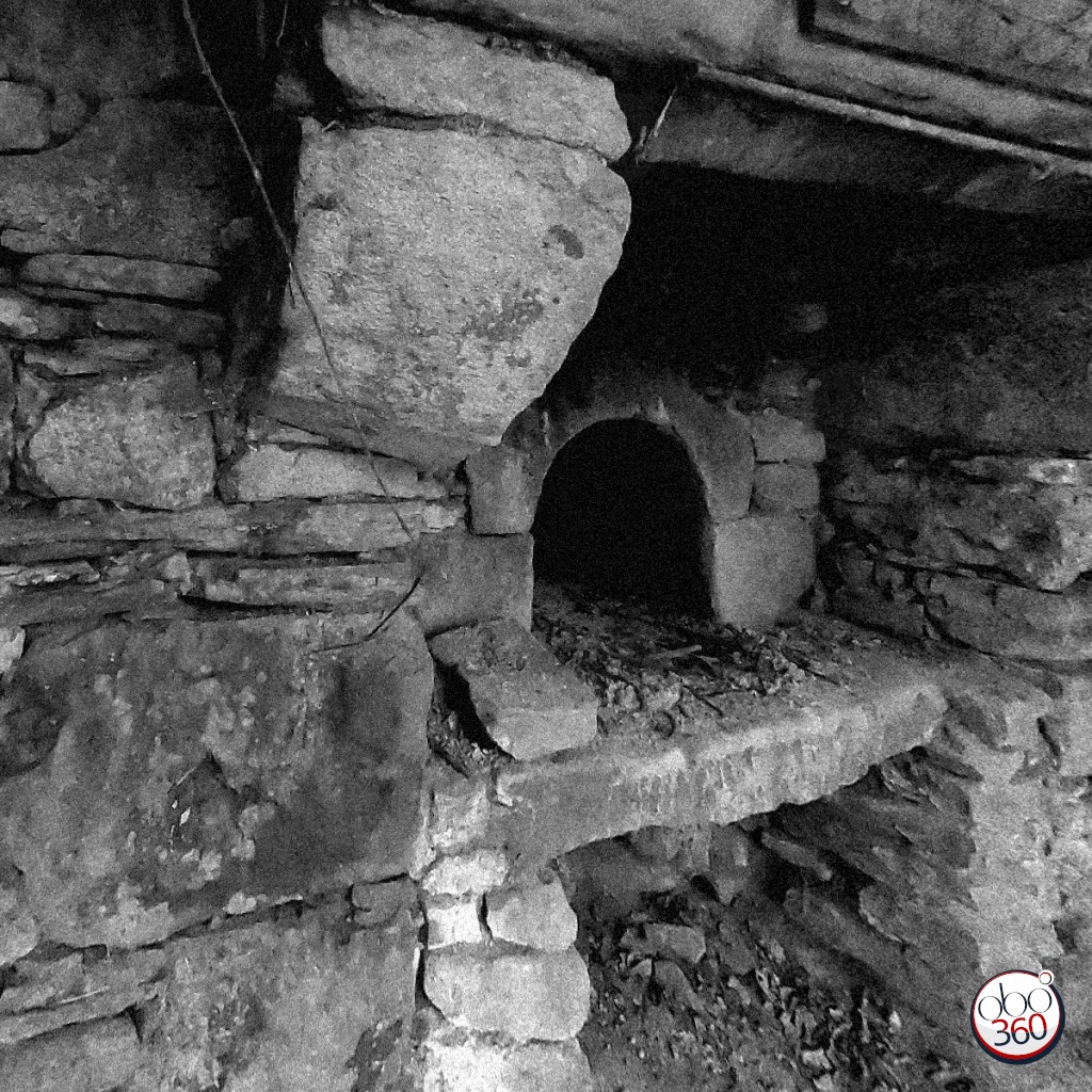 Photo 360° immersive, en noir et blanc, prise dans un four à pain abandonné et en partie en ruine, quelque part en Finistère.Plongez dans la photo !