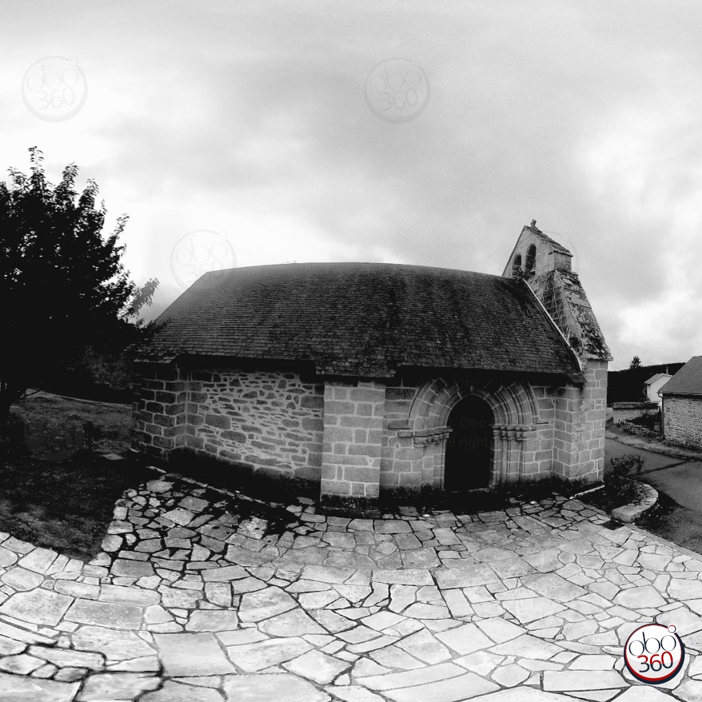 Photo 360 immersive en Noir et blanc prise par une lourde journée d'été couverte dans un village typique du plateau 