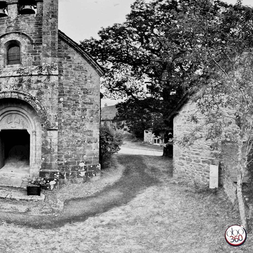 Photo 360° immersive en noir et blanc, devant l'entrée d'une chapelle médiévale quelque part en Corrèze, en Nouvelle-Aquitaine.Plongez dans la photo !