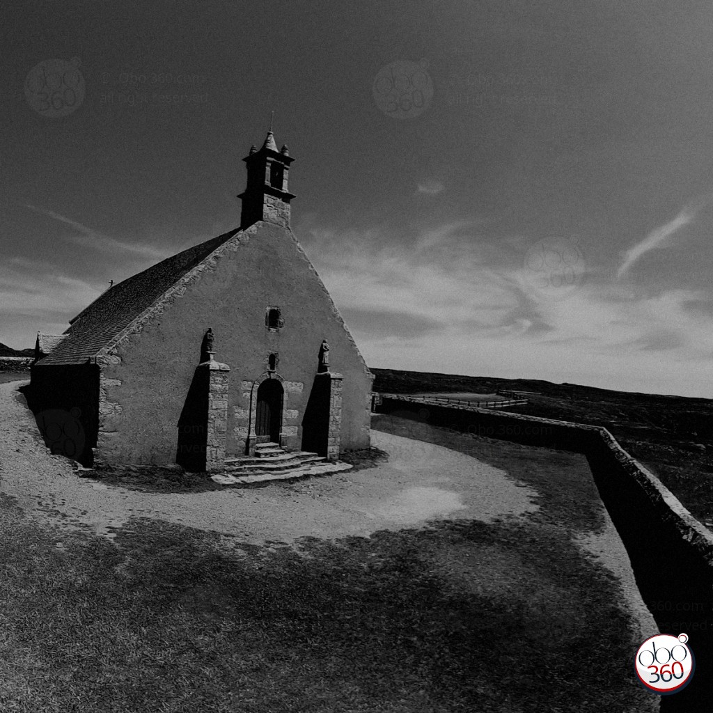 Photo 360° immersive, en noir et blanc, prise lors d'une belle journée en Bretagne.Plongez dans la photo !
