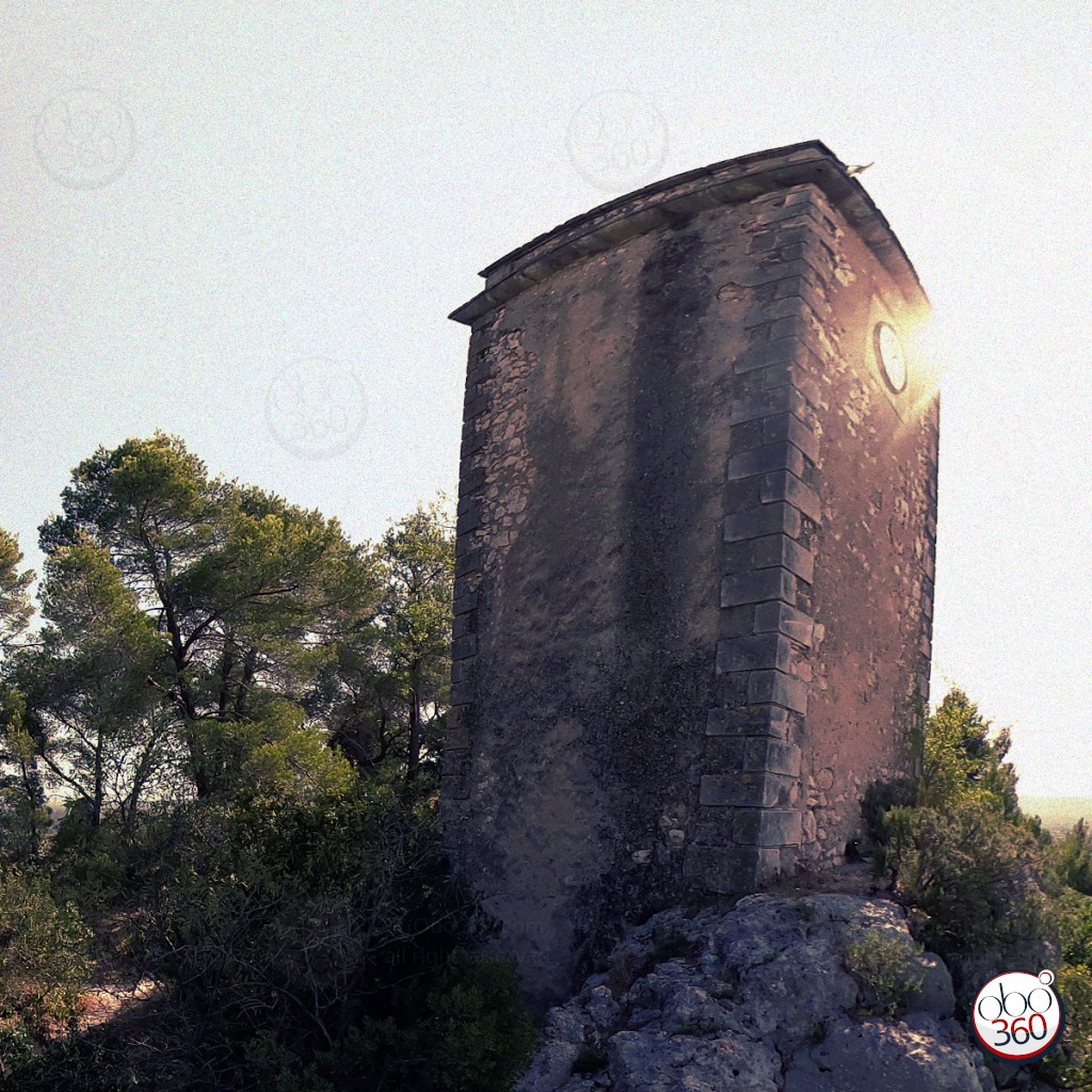 Composition artistique à partir d'une prise de vue à 360°.Photo réalisée au sommet du village d'Eygalière en Provence dans les Bouches-du-Rhône, offrant une vue panoramique sur le massif des Alpilles.Plongez directement dans l'œuvre.