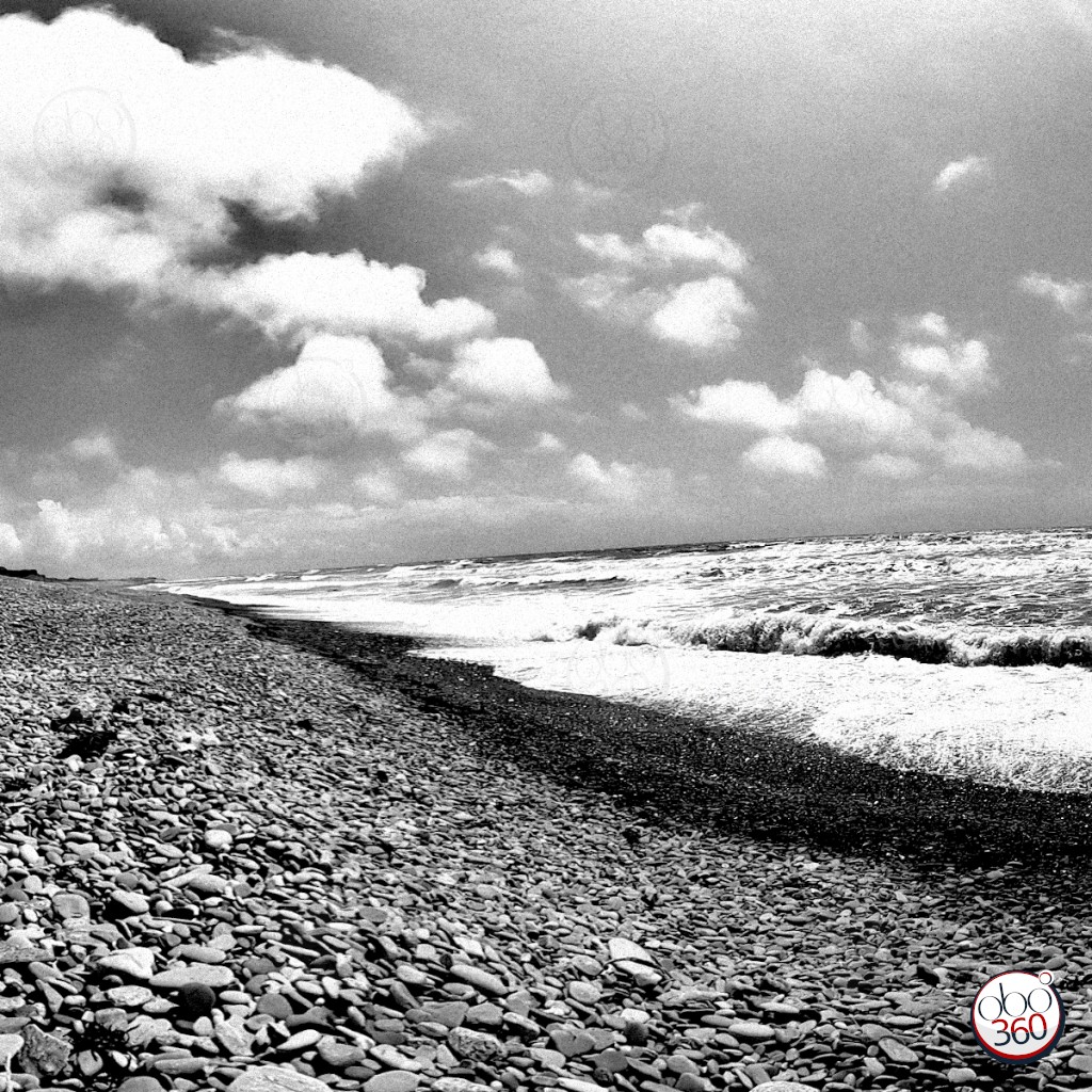 Photo 360° immersive, en noir et blanc, prise sur la plage de Keristenvet, un lendemain de tempête, en Bretagne.Plongez dans la photo !