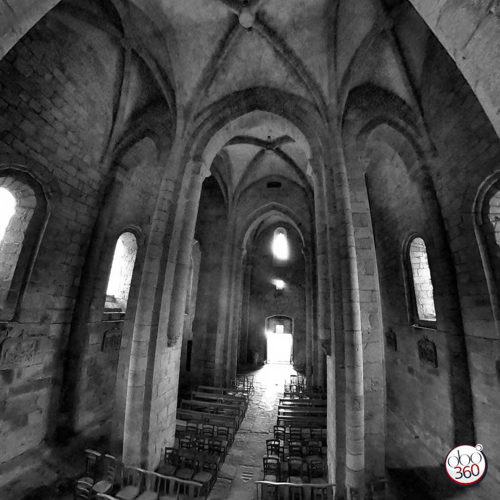 Photo 360° immersive, en noir et blanc, prise dans une église fortifiée, en Corrèze.Plongez dans la photo !