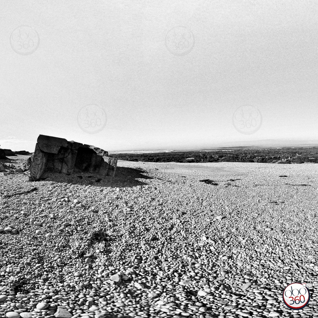 Photo 360° immersive, en noir et blanc, prise lors d'une journée ensoleillée du mois de mai, quelque part sur une plage, en Finistère.Plongez dans la photo !