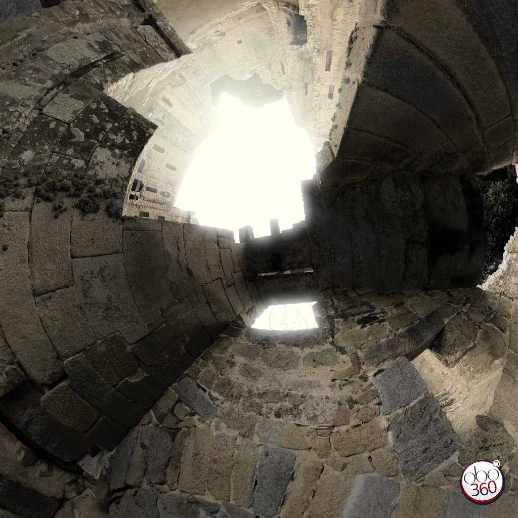 Composition artistique en noir et blanc réalisée depuis une prise de vue à 360°.Photo capturée dans une tour appartenant à une forteresse moyenâgeuse, quelque part en Bretagne, en France.
