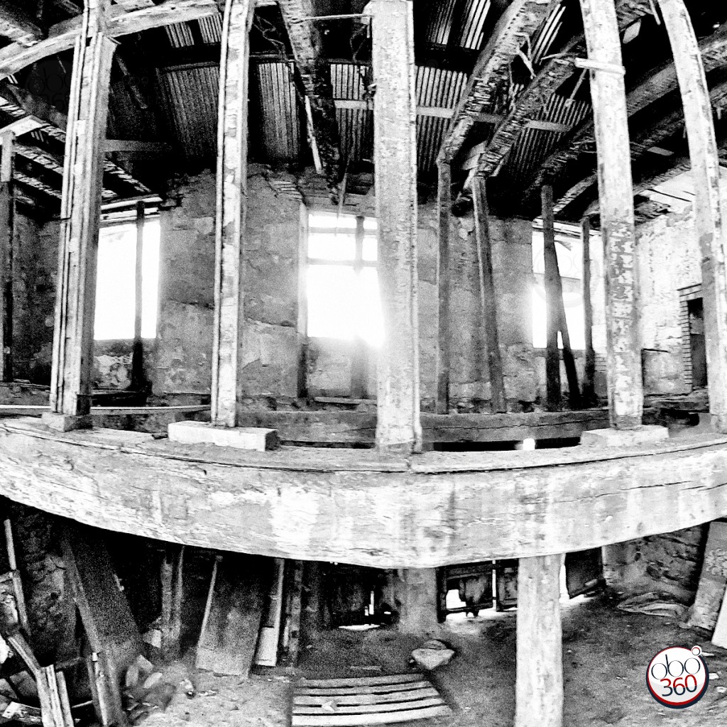 Immersive 360° ​​photo, in black and white, taken in an abandoned and partly ruined building, somewhere in Creuse.Immerse yourself in the photo!