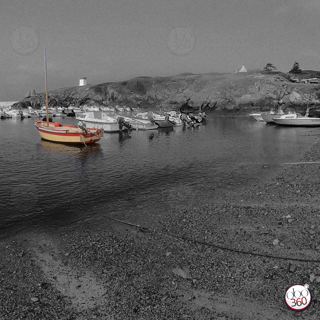 Immersive 360° photo, in black and white, taken in the middle of a small Breton fishing port, at low tide, somewhere in Finistère.Dive into the photo!