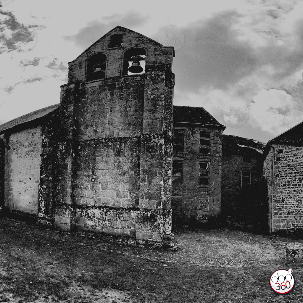 Photo 360° immersive, en noir et blanc, prise dans le centre d'un petit village, en Creuse, en Nouvelle Aquitaine.Plongez dans la photo !