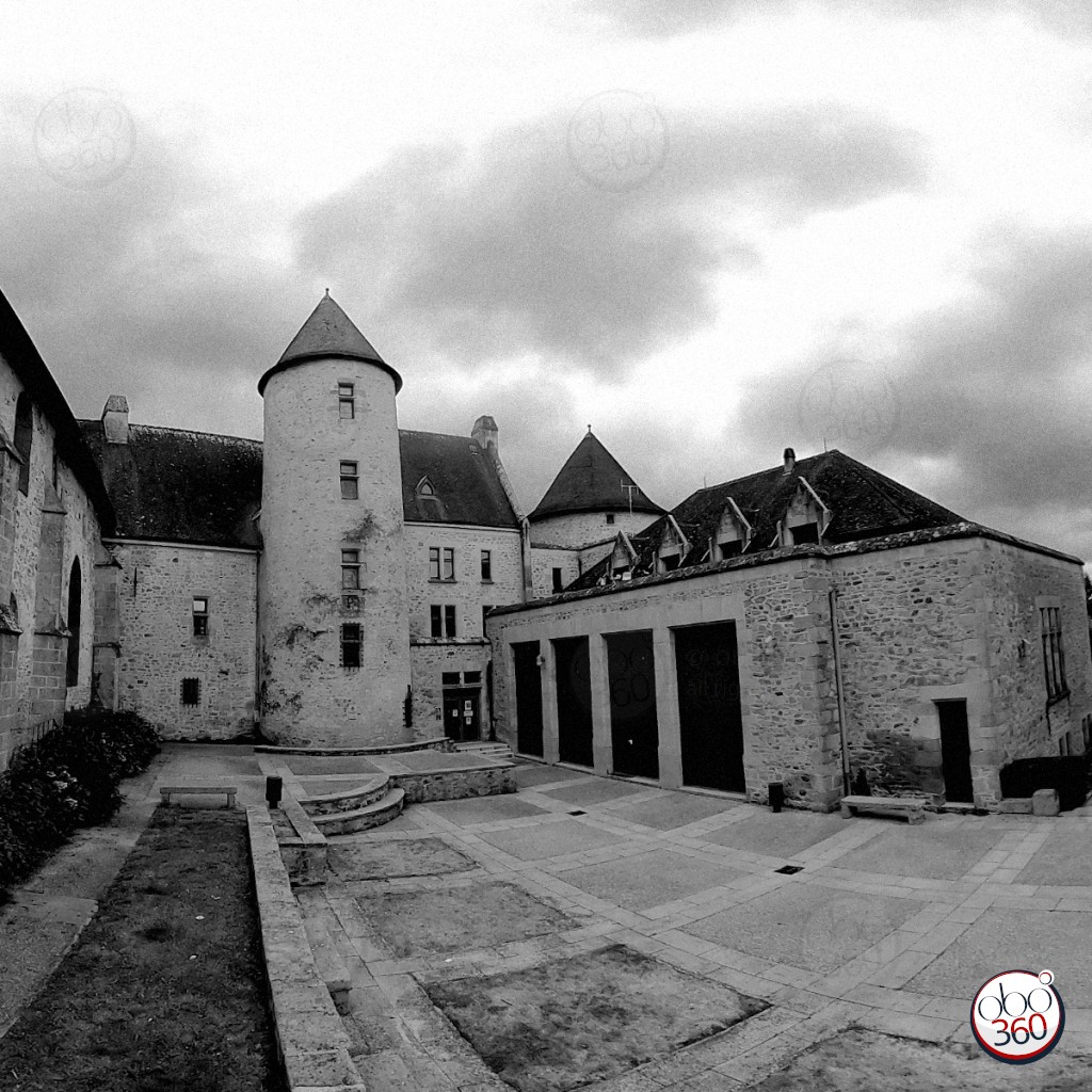 Immersive 360° ​​photo, in black and white, taken in the heart of a medieval town in Creuse.Immerse yourself in the photo!