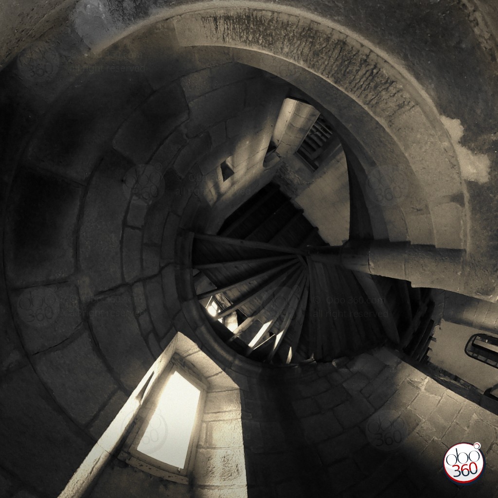 Composition artistique en noir et blanc, réalisée depuis une prise de vue à 360°.Photo capturée dans l'escalier en spirale d'un château abandonné, quelque part en Bretagne